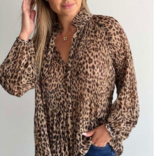 Load image into Gallery viewer, Leopard Pleat Blouse
